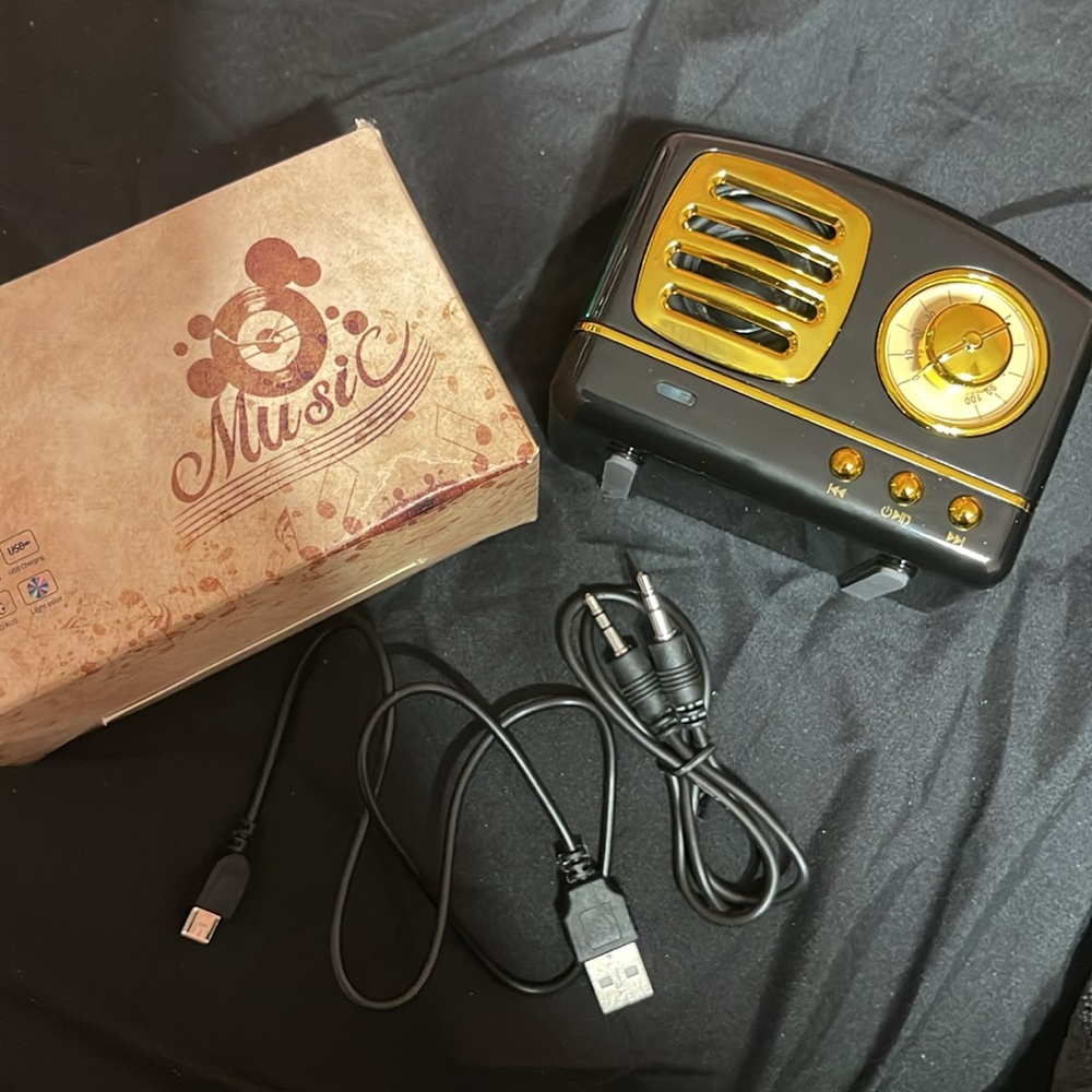 Black and Gold Portable Speaker - Picture 2 of 6
